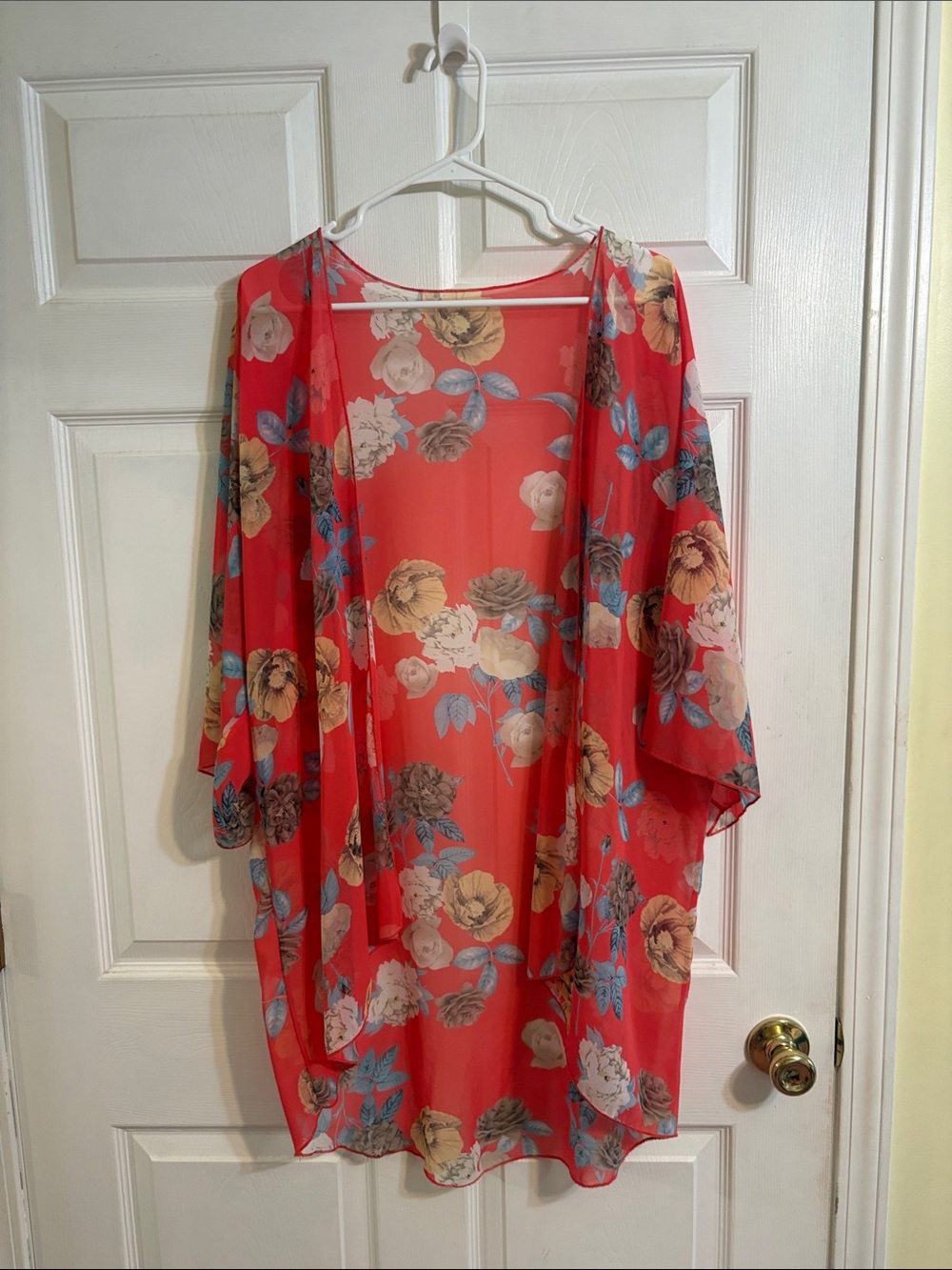 Beautiful kimono in coral floral. size medium